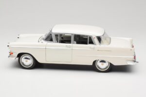 Opel Kapitan P2 Alb Revell 1:18 08821-M1 Metal - imaginea 4 din 8