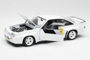 Opel Manta 400 Homologation Alb Revell 1:18 8819 Metal - imaginea 2 din 8