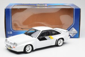 Opel Manta 400 Homologation Alb Revell 1:18 8819 Metal - imaginea 8 din 8