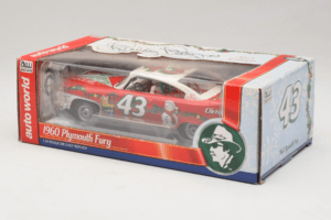 Plymouth Fury #43 R. Petty NASCAR 1960 Auto World 1:24 AW24003/06 Metal - imaginea 3 din 3
