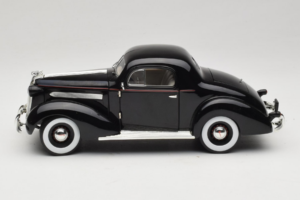 Pontiac Deluxe Negru Signature Models 1:18 18106 Metal - imaginea 4 din 8