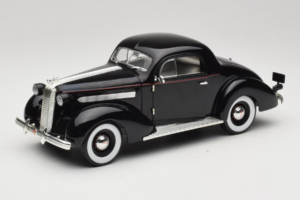Pontiac Deluxe Negru Signature Models 1:18 18106 Metal