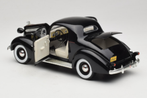 Pontiac Deluxe Negru Signature Models 1:18 18106 Metal - imaginea 5 din 8