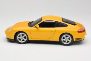 Porsche 911 996 Carrera 4S Galben Maisto 1:18 WAP02101610 Metal - imaginea 4 din 8