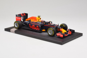 Red Bull RB12 Tag Heuer #26 D. Kvyat Red Bull Racing Showcar 2016 Minichamps 1:18 117160026 Rășină - imaginea 4 din 7