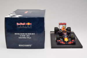 Red Bull RB12 Tag Heuer #26 D. Kvyat Red Bull Racing Showcar 2016 Minichamps 1:18 117160026 Rășină - imaginea 6 din 7