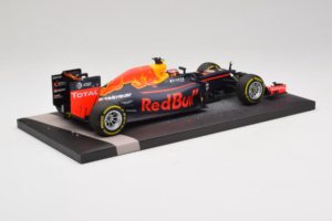 Red Bull RB12 Tag Heuer #26 D. Kvyat Red Bull Racing Showcar 2016 Minichamps 1:18 117160026 Rășină - imaginea 3 din 7