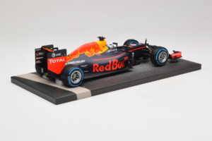 Red Bull RB12 Tag Heuer #3 D. Ricciardo Red Bull Racing Brazilian Grand Prix 2016 Minichamps 1:18 117161203 Rășină - imaginea 3 din 6