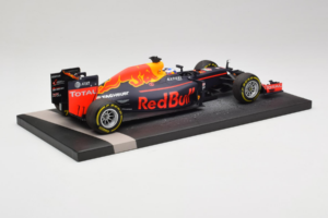 Red Bull RB12 Tag Heuer #3 D. Ricciardo Red Bull Racing Showcar 2016 Minichamps 1:18 117160003 Rășină - imaginea 3 din 7