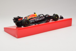 Red Bull RB18 #1 M. Verstappen Oracle Red Bull Racing Japanese Grand Prix Winner World Champion 2022 Minichamps 1:18 11322280 - imaginea 3 din 7