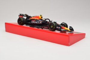 Red Bull RB18 #1 M. Verstappen Oracle Red Bull Racing Japanese Grand Prix Winner World Champion 2022 Minichamps 1:18 11322280 - imaginea 4 din 7