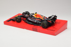 Red Bull RB18 #1 M. Verstappen Oracle Red Bull Racing Japanese Grand Prix Winner World Champion 2022 Minichamps 1:18 11322280 - imaginea 5 din 7