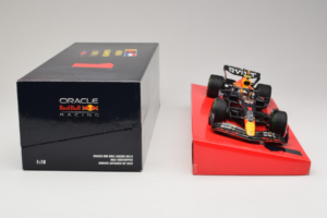 Red Bull RB18 #1 M. Verstappen Oracle Red Bull Racing Japanese Grand Prix Winner World Champion 2022 Minichamps 1:18 11322280 - imaginea 6 din 7
