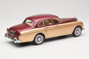 Rolls-Royce Silver Cloud III Flying Spur H.J. Mulliner Roșu & Auriu MCG 1:18 MCG18132 Metal - imaginea 2 din 6