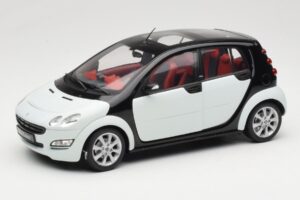 Smart Forfour Alb Kyosho 1:18 0019141V001C01Q00 Metal