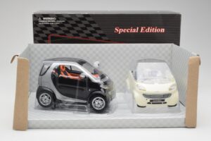 Smart Fortwo Negru & Alb Maisto 1:18 56045 Metal - imaginea 2 din 3