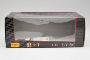 Smart Fortwo Negru & Alb Maisto 1:18 56045 Metal - imaginea 3 din 3