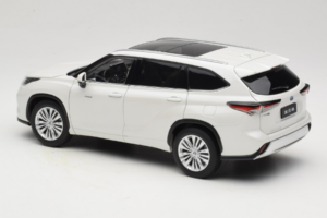 Toyota Highlander XU70 Alb OEM 1:18 26071-2011 Metal - imaginea 7 din 8