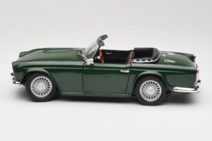 Triumph TR4 British Racing Green Revell 1:18 08827-T1 Metal - imaginea 4 din 8