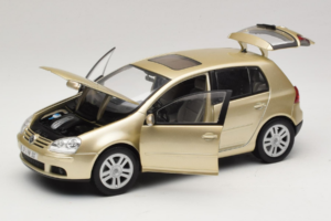 Volkswagen Golf Mk5 Light Bronze Metallic Bburago 1:18 09930201W Metal - imaginea 2 din 8