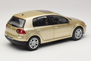 Volkswagen Golf Mk5 Light Bronze Metallic Bburago 1:18 09930201W Metal - imaginea 3 din 8