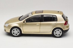 Volkswagen Golf Mk5 Light Bronze Metallic Bburago 1:18 09930201W Metal - imaginea 4 din 8