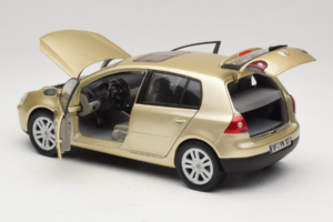 Volkswagen Golf Mk5 Light Bronze Metallic Bburago 1:18 09930201W Metal - imaginea 5 din 8