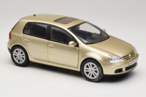 Volkswagen Golf Mk5 Light Bronze Metallic Bburago 1:18 09930201W Metal - imaginea 6 din 8