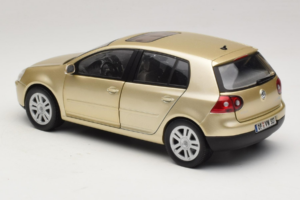 Volkswagen Golf Mk5 Light Bronze Metallic Bburago 1:18 09930201W Metal - imaginea 7 din 8