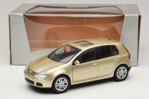 Volkswagen Golf Mk5 Light Bronze Metallic Bburago 1:18 09930201W Metal - imaginea 8 din 8