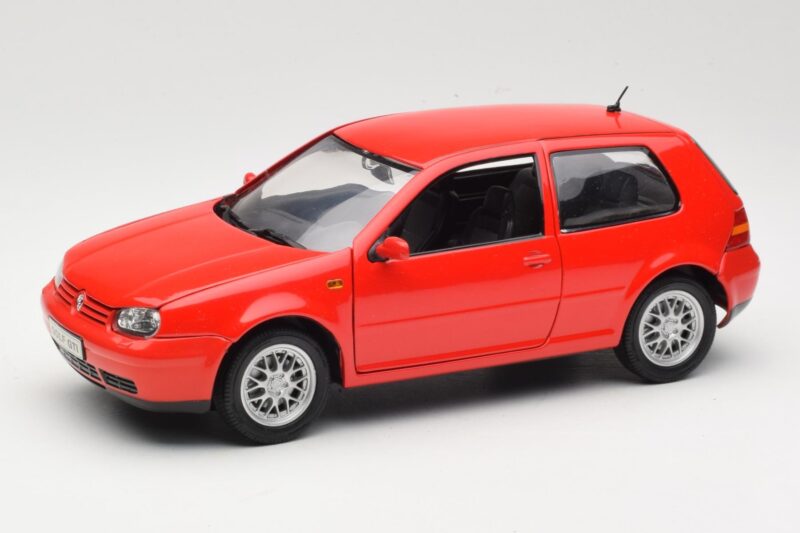 Volkswagen Golf Mk4 GTI Roșu Revell 1:18 08943 Metal