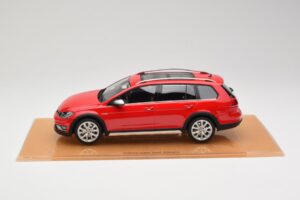 Volkswagen Golf Mk7 Alltrack Tornado Red DNA 1:18 DNA000035 Rășină - imaginea 3 din 6