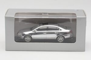 Volkswagen Passat B6 Chrome Silver 10 Years Volkswagen Magazine Minichamps 1:43 PASSAT004 Metal - imaginea 4 din 4