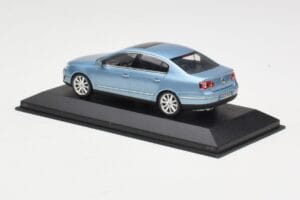Volkswagen Passat B6 Blue Metallic Minichamps 1:43 PASSAT002 Metal - imaginea 3 din 4