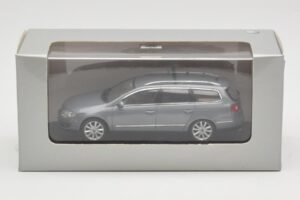 Volkswagen Passat B6 Variant Grey Metallic Minichamps 1:43 PASSAT005 Metal - imaginea 4 din 4