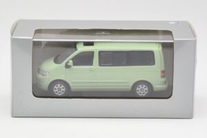Volkswagen T5 Multivan California Verde Lime Dealer Minichamps 1:43 400052201-D1 Metal - imaginea 4 din 4