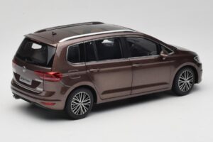 Volkswagen Touran 5T Maro Paudi Model 1:18 ZVE000003BRA Metal - imaginea 3 din 8