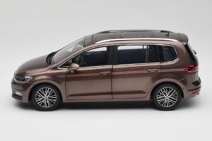 Volkswagen Touran 5T Maro Paudi Model 1:18 ZVE000003BRA Metal - imaginea 4 din 8