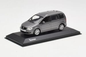 Volkswagen Touran Sport Platinum Grey Minichamps 1:43 TOURAN003 Metal - imaginea 2 din 4