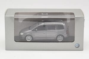 Volkswagen Touran Sport Platinum Grey Minichamps 1:43 TOURAN003 Metal - imaginea 4 din 4