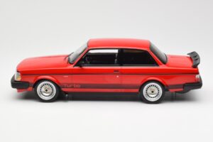 Volvo 240 Turbo Roșu Custom IXO 1:18 18CMC177 Metal - imaginea 3 din 5