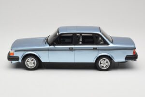 Volvo 244 Turbo Albastru Deschis DNA 1:18 DNA000135 Metal - imaginea 3 din 6