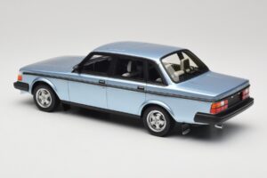 Volvo 244 Turbo Albastru Deschis DNA 1:18 DNA000135 Metal - imaginea 5 din 6