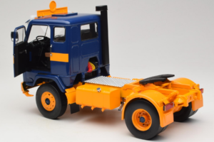 Volvo F88 Albastru Închis Galben MCG 1:18 MCG18140 Metal - imaginea 5 din 8