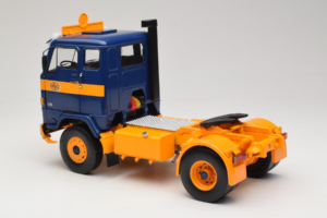 Volvo F88 Albastru Închis Galben MCG 1:18 MCG18140 Metal - imaginea 7 din 8