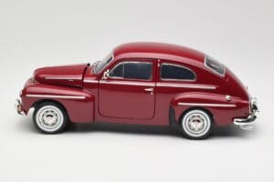 Volvo PV544 Cherry Red Revell 1:18 08887 Metal - imaginea 4 din 8