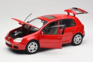 Volkswagen Golf Mk5 4-Door Tornado Roșu Bburago 1:18 GOLF001 Metal - imaginea 2 din 8