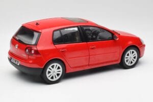 Volkswagen Golf Mk5 4-Door Tornado Roșu Bburago 1:18 GOLF001 Metal - imaginea 3 din 8