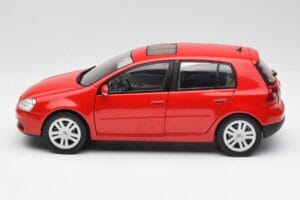 Volkswagen Golf Mk5 4-Door Tornado Roșu Bburago 1:18 GOLF001 Metal - imaginea 4 din 8