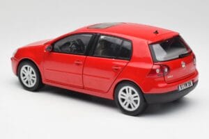 Volkswagen Golf Mk5 4-Door Tornado Roșu Bburago 1:18 GOLF001 Metal - imaginea 7 din 8